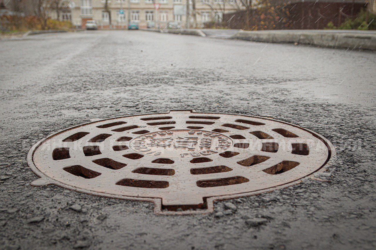 Долой воды застой    Заблаговременно расчистить ливневую канализацию — такую задачу поставил городским коммунальщикам накануне непогоды и.о. главы Брянской городской администрации Александр Макаров.    В начале недели каналопромывочные машины проехали по всем районам города. Мощной струей воды пробивали дождеприемные колодцы, освобождая их от скопившегося песка, листвы, вручную вынимая крупногабаритный мусор. В итоге значительных подтоплений городской территории удалось избежать, например, на дамбе по улице Урицкого.  Подробности