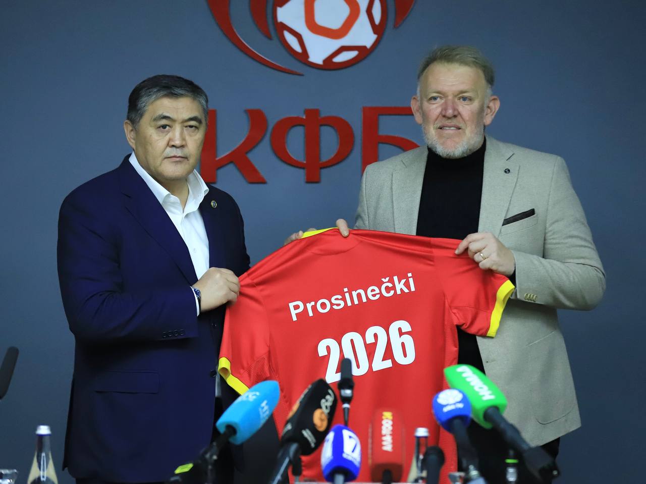Экс игрок мадридского Реала и Барселоны назначен главным тренером сборной Кыргызстана по футболу Об этом сообщили в Кыргызском футбольном союзе Роберт Просинечки известный эксперт в мире футбола Он тренировал национальные сборные Хорватии Азербайджана Боснии и Герцеговины Турции и Черногории а также ряд европейских клубов Контракт заключен на год и один месяц но будет продлен в случае успешного выступления национальной сборной на Кубке Азии 2027 Фото официальный Telegram канал Кыргызского футбольного союза Подписаться VK ОК Дзен Дзен НОВОСТИ RUTUBE MAX MIR24 TV
