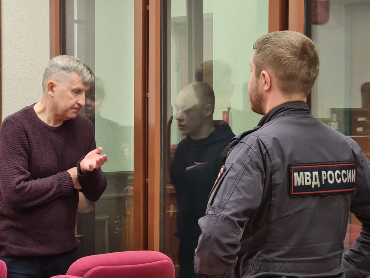 Жителя Екатеринбурга приговорили к 13 годам колонии за госизмену Свердловский областной суд признал екатеринбуржца Константина Маркова виновным в государственной измене ст 275 УК РФ и назначил ему наказание в виде 13 лет колонии строгого режима и штрафа 320 тысяч рублей сообщили в пресс службе судов Свердловской области Следствие считает что Марков за деньги передавал спецслужбам Украины персональные данные граждан РФ которые могли быть использованы в интересах спецслужб иностранных государств Мужчина уже был осужден на 7 лет и 6 месяцев за похищение человека и вымогательство По версии следствия он в составе банды под видом полицейского угрожал жертвам возбуждением уголовных дел и вымогал деньги В группировку входил действующий сотрудник Росгвардии пишет Коммерсантъ Урал пресс служба Свердловского областного суда