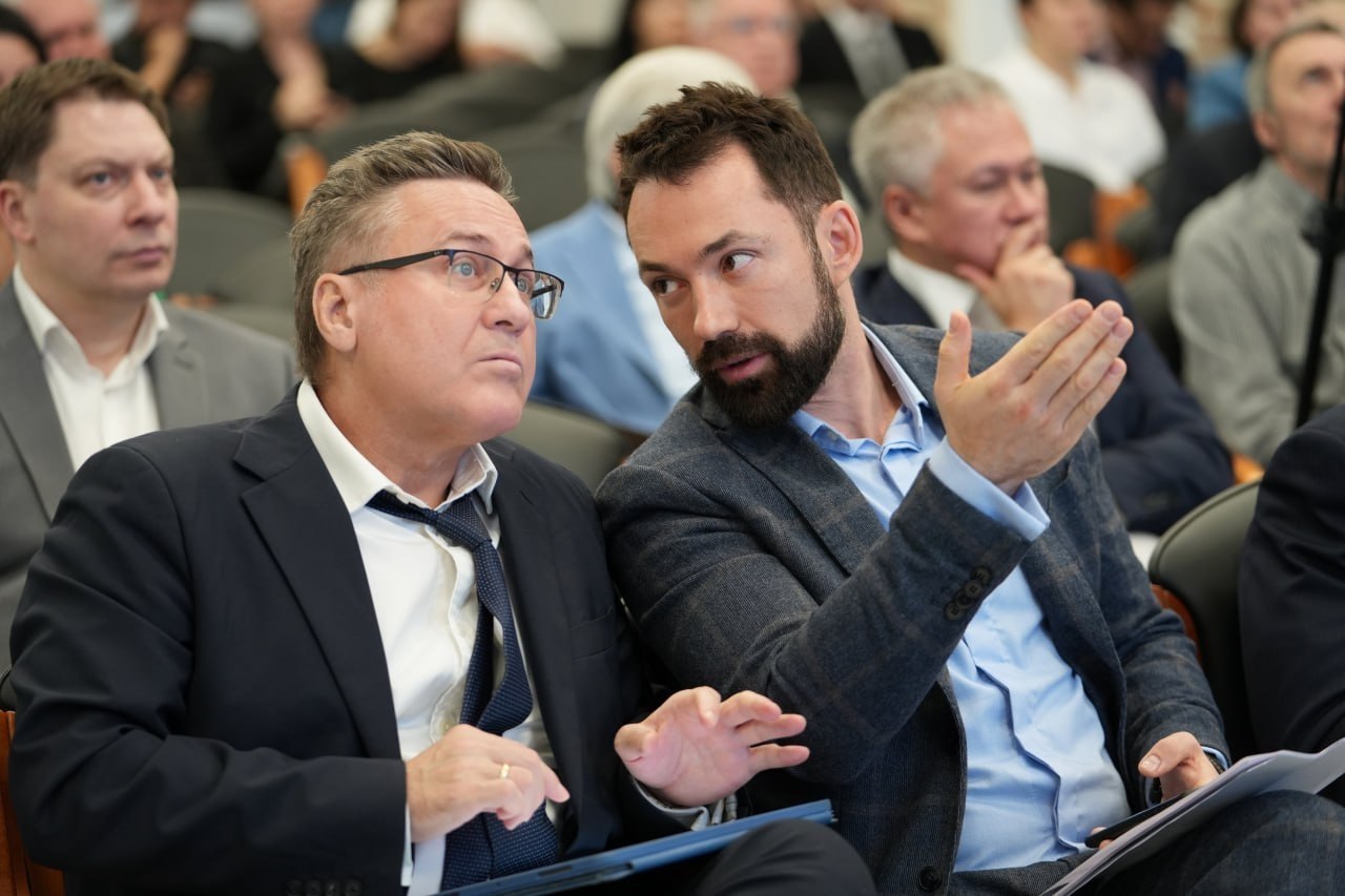 Управляющий директор Группы Дискурс Олег Полетаев вновь назначен первым вице президентом РАСО Эта кадровая инициатива стала первым решением избранного на новый срок президента Ассоциации Евгения Минченко Она даёт старт процессу формирования управленческой команды Ассоциации на следующие два года Олег Полетаев на протяжении многих лет уверенно подтверждает репутацию эффективного организатора и переговорщика Поэтому я рад что он согласился продолжить работу на позиции первого вице президента и непосредственно участвовать в реализации программы развития РАСО в 2025 27 годах прокомментировал Евгений Минченко