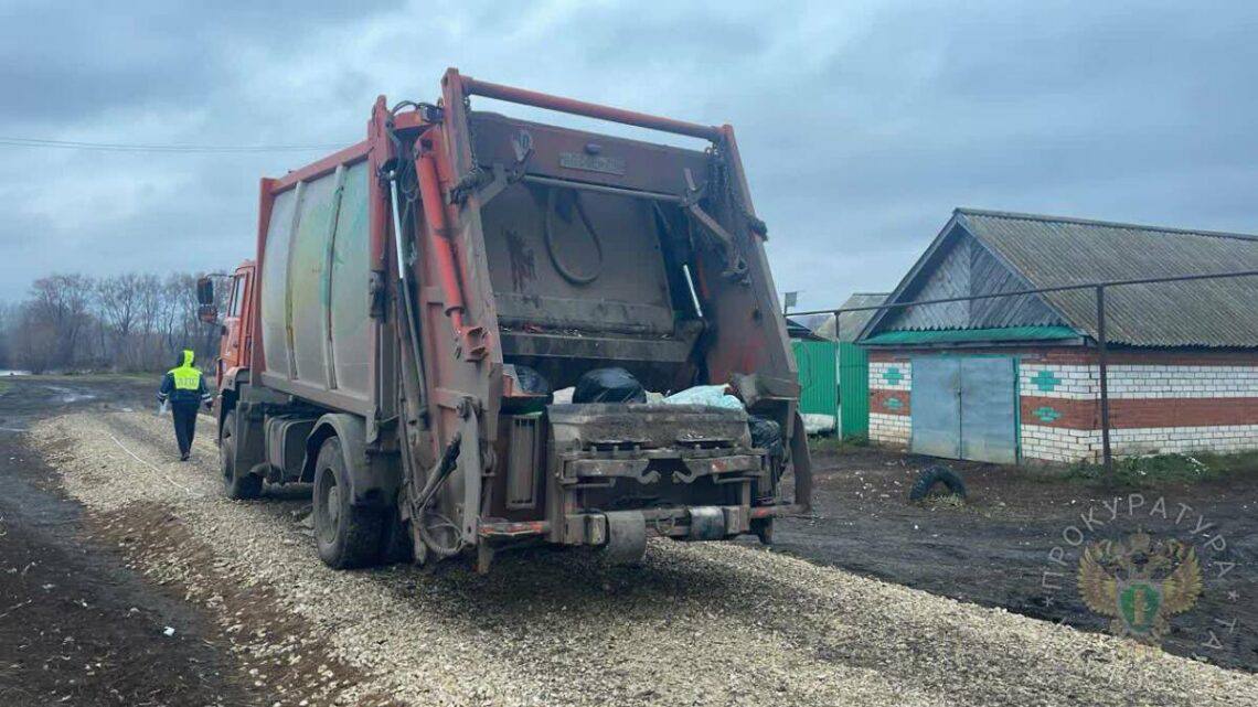 В Татарстане водитель мусоровоза насмерть сбил грузчика  В селе Танай-Тураево Апастовского района днем 29 октября водитель мусоровоза сбил насмерть 36-летнего грузчика.  По предварительным данным, инцидент произошел во время погрузки отходов производства, когда грузовой автомобиль двигался назад. На место происшествия оперативно выехал заместитель прокурора Апастовского района Ильдар Хайбуллин. Прокуратура организовала проверку обстоятельств случившегося.  Как сообщили в пресс-службе СКР по РТ, проводится процессуальная проверка по статье о нарушении правил безопасности при ведении строительных или иных работ.  Подписаться   Сообщить новости