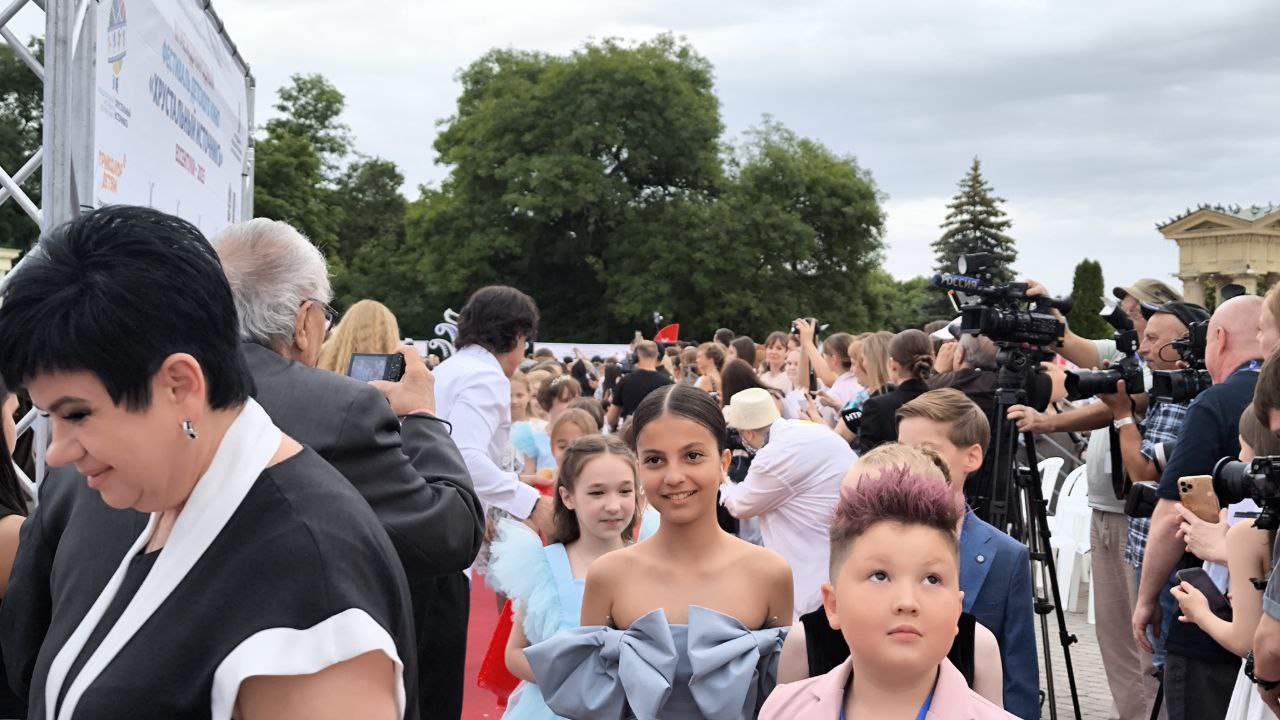 В Ессентуках открылся III Международный фестиваль детского кино «Хрустальный ИсточникЪ» Сейчас по Красной дорожке уже прошли представители 11 команд-участниц,почётные гости фестиваля, артисты, режиссеры, операторы. Ведущие церемонии открытия стали Олимпийский чемпион Алексей Тихонов, актриса Ольга Кабо. В эти минуты на сцене идёт представление команд-участниц и их режиссёров. Это: «Хрустальный ИсточникЪ, Ессентуки; «О!Майя! », Донецк, ДНР; «Звезды киноленты», Москва; «Цвета Армения», Ереван; ДЮК «Созвездие», Ростов-на-Дону; Театр «О», ДНР; Студия «Актёр», Москва; «Что? Откуда? Почему», Тирасполь,Приднестровье; «Наследие Дагестана», Дагестан; «Дворянское гнездо», Нижний Новгород; «Казаки», Пятигорск. Проект реализуется при поддержке Президентского фонда культурных инициатив.