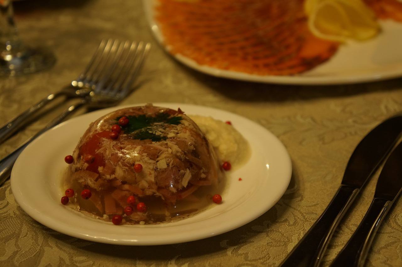 Холодец снова вошел в топ самых невкусных блюд мира  Среди 100 худших блюд, по мнению энциклопедии TasteAtlas, холодец занял 56-е место. В прошлом году он оказался на 67-й строчке в аналогичном антирейтинге.  На первом месте по итогам 2024 года — бразильский стейк coxão duro, который готовится из жесткой говядины.  Фото: gazrock / Pixabay  Читать РБК Life в Telegram