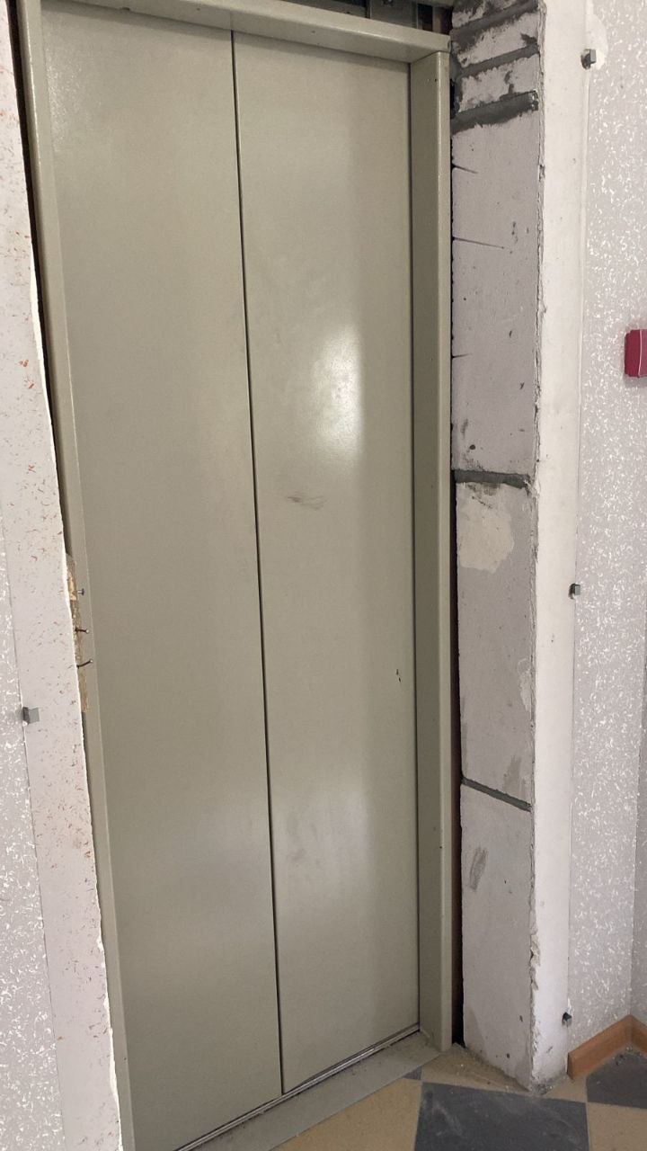 В Ставрополе ремонт дома, пострадавшего от взрыва газа на улице Тухачевского, завершат на следующей неделе  В краевой столице продолжают восстанавливать жилой дом № 30/8 по улице Тухачевского, пострадавший от взрыва бытового газа,   «На сегодняшний день подача газа возобновлена во всех квартирах, кроме той, где произошло ЧП. Полностью завершить восстановительные работы планируем уже на следующей неделе», — сообщил градоначальник Иван Ульянченко.  В настоящее время строители полностью восстановили бетонные конструкции, плиты перекрытия между 17 и 18 этажами, стены и фасад здания. В пострадавших квартирах установили окна, восстановили перегородки и электропроводку.  Также специалисты восстановили слаботочные сети пожарной сигнализации на 18 этаже, дымоход и вентиляционные каналы, проверив их работоспособность. Что касается лифтового оборудования, то с 1 по 12 этажи восстановлены двери в кабины, ведётся монтаж новых лифтов.  Напомним, взрыв бытового газа в вышеуказанном доме произошёл рано утром 21 мая. Ставропольцам, пострадавшим от ЧП, выплатят до 200 тысяч рублей.  Фото: Администрация Ставрополя