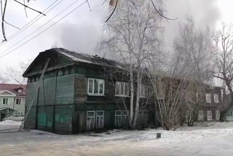 Вчера в деревянном доме на улице Шпачека в Иркутске случился пожар.  Огонь охватил площадь в 200 м². К счастью, никто не пострадал  . Предполагаемая причина возгорания — короткое замыкание.  Жителям дома будет оказана полная поддержка.   Запланирована встреча с гражданами, на которой выяснят, какое имущество было потеряно в результате пожара. Также будет составлен сметный расчет на ремонт крыши.    Хотите чем-то поделиться? Присылайте фото и видео нам   Лучшее опубликуем!