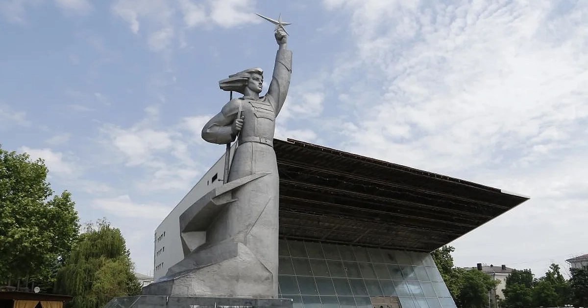 В Краснодаре завершили работы по реконструкции скульптуры «Аврора» В апреле 2025 года завершилась реконструкция скульптуры «Аврора» перед одноименным кинотеатром. Отчетная документация о выполнении работ была утверждена 24 апреля 2025 года. В начале года закончили работы по укреплению кинотеатра «Аврора». Внутри здания усилили бетонные и металлические части, а в подвале убрали поврежденные и разрушенные участки отделки. Пресс-служба администрации Краснодара Подписаться Буст