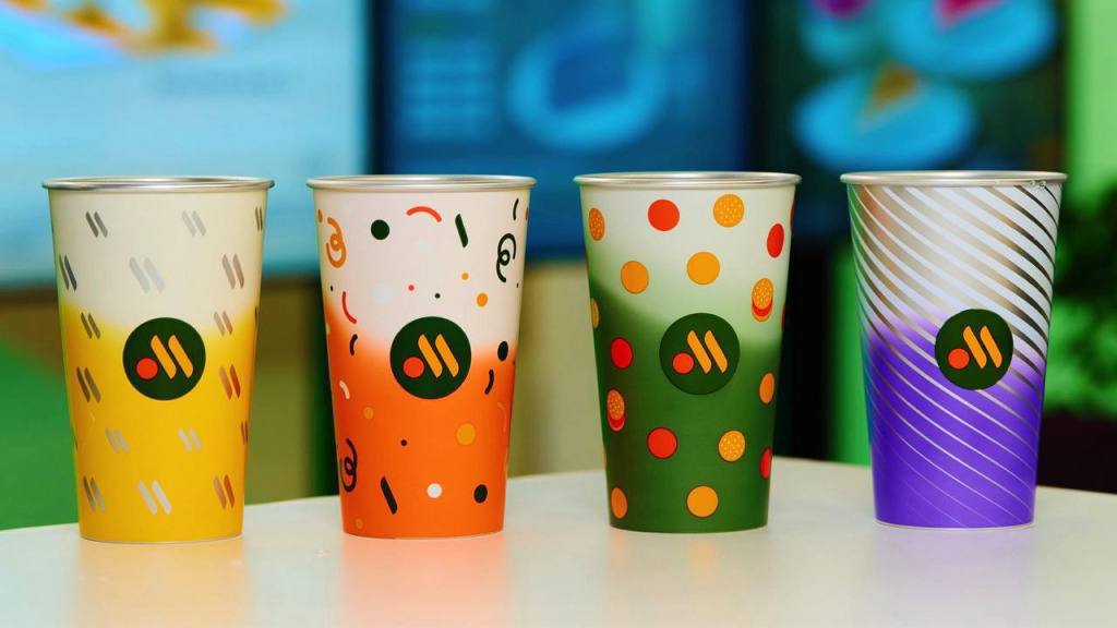 Стаканы хамелеоны завезут во Вкусно и точка уже завтра Многоразовые стаканы становятся яркими если налить в них холодный напиток Всего будет 4 цвета жёлтый оранжевый зелёный и фиолетовый