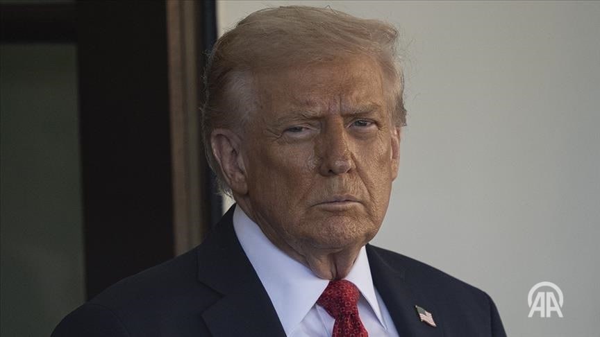 Трамп подписал указ о введении дополнительных пошлин против стран торгующих с Ираном Президент США Дональд Трамп подписал указ предусматривающий возможность введения дополнительных таможенных пошлин на товары стран которые напрямую или косвенно закупают товары или услуги у Ирана В указе опубликованном Белым домом отмечается что действия правительства Ирана продолжают представлять необычную и чрезвычайную угрозу национальной безопасности внешней политике и экономике США Согласно документу на продукцию импортируемую в США из стран которые прямо или косвенно приобретают товары или услуги у Ирана могут быть наложены дополнительные таможенные пошлины например в размере 25 Подробнее на нашем сайте v aa com tr 3823153 24 7 в сутки с Агентством Анадолу