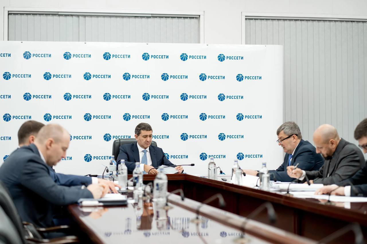 Андрей Рюмин провел совещание по актуальным задачам Группы Россети на Юге России Глава Группы Россети Андрей Рюмин в рамках рабочей поездки в Южный федеральный округ ЮФО провел совещание посвященное обеспечению надежного электроснабжения макрорегиона во время новогодних каникул Также обсуждались планы по развитию инфраструктуры завершение объединения дочерних компаний Россети Юг и Россети Кубань Было отмечено что на праздники в ЮФО ожидается рекордный туристический поток только Краснодарский край посетят более 500 тыс человек Массовое использование электроприборов в гостиницах и ресторанах большие объемы работы транспортных компаний и магазинов приведут к росту нагрузок на энергосистему В этом году мы существенно увеличили размер ремонтной программы в южных регионах направив на ее финансирование более 10 5 млрд рублей Сейчас необходимо усилить контроль за сетевыми объектами и обеспечить оперативное реагирование на любые нарушения электроснабжения Особое внимание должно быть уделено курортным зонам и транспортной инфраструктуре сказал Андрей Рюмин К проведению аварийно восстановительных работ готовы свыше 1 3 тыс бригад это более 7 тыс человек и 3 тыс единиц техники В случае нештатных ситуаций электроснабжение потребителей может быть обеспечено от 578 резервных источников общей мощностью 68 МВт Помимо решения производственных задач филиал ПАО Россети МЭС Юга и дочерняя компания Россети Юг продолжают работу по развитию инфраструктуры В 2025 году было реализовано несколько крупных проектов на Кубани в Ростовской и Волгоградской областях Приоритетом 2026 года как подчеркнул Андрей Рюмин станет внедрение в ЮФО систем накопления электроэнергии большой мощности Кроме того планируется пуск подстанций которые позволят усилить схему электроснабжения Краснодара Россети в МАХ