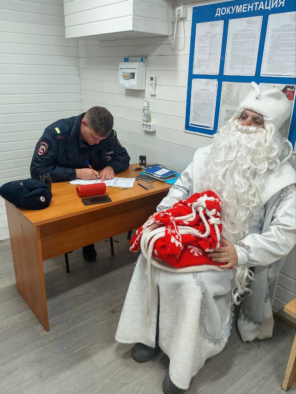 Деда мороза задержали полицейские в Анапе И это не шутка Мужчина устроил платные фотосессии на фоне бесплатной новогодней инсталляции которую установили чиновники на Театральной площади Прохожим по словам местных он заявлял что новогодние сани часть композиции это его собственность Потому и за фоточку с ними требуется раскошелиться В итоге на место приехали полицейские и увезли Деда Мороза в отдел Под накладной бородой и тулупом оказался 28 летний парень Против него составили протокол за незаконную предпринимательскую деятельность