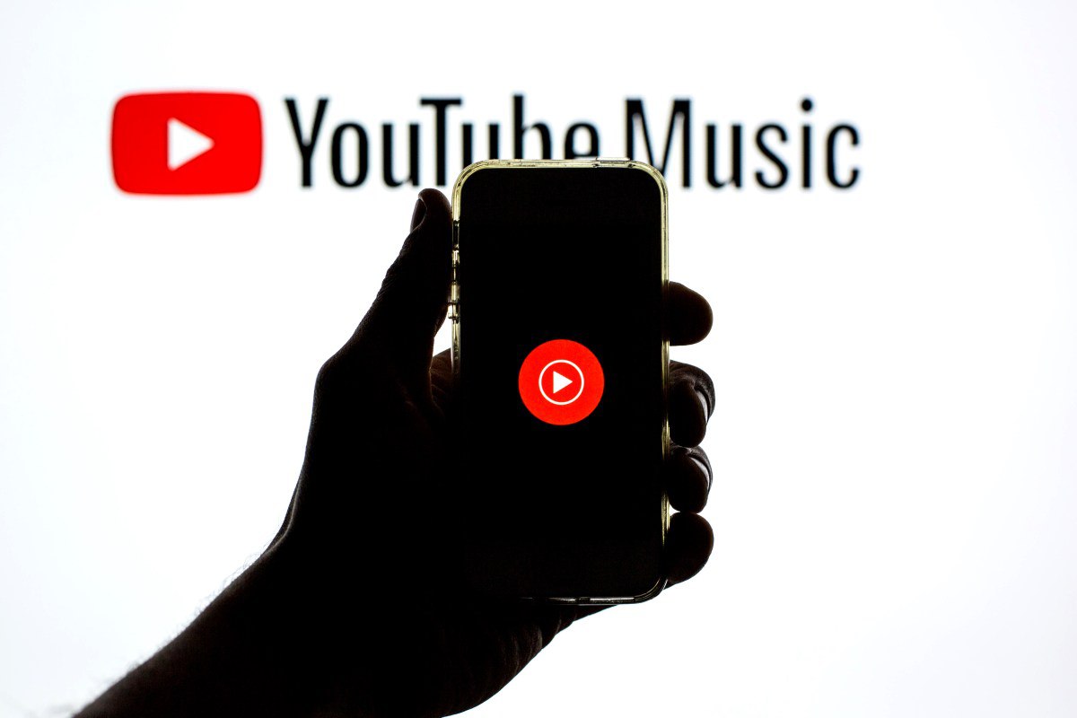 YouTube Music тестирует ИИ ведущих которые между треками делятся фактами об артистах и альбомах объясняют контекст и дают остроумные комментарии как на живом радио Функция должна добавить персональности плейлистам удерживать внимание и открывать новую музыку через истории и инсайты Эксперимент может изменить привычки прослушивания создав гибрид стриминга и эфирного радиоформата а заодно усилить конкуренцию вокруг умных DJ режимов Расскажите хотели бы вы слышать такие вставки или предпочитаете чистое бесшовное воспроизведение Источник SeveraAIClub