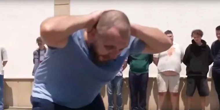 Документы и ноты готовятся по всем задержанным россиянам в Азербайджане, сообщили нам в российском посольстве в республике.   Там уточнили, что это касается и 35-летнего екатеринбуржца Александра Вайсеро, который, предположительно, вместе с остальными россиянами сейчас находится в азербайджанском изоляторе.  «Наши сотрудники работают. Мы не можем в чужом государстве прийти и забрать людей. Готовятся ноты, чтобы наших граждан освободили в ближайшее время», — заявили в диппредставительстве.   Близкие Вайсеро рассказывали свердловским изданиям, что он — программист, а в Баку улетел вместе с другом в отпуск. Спустя время к нему должна была присоединиться невеста.