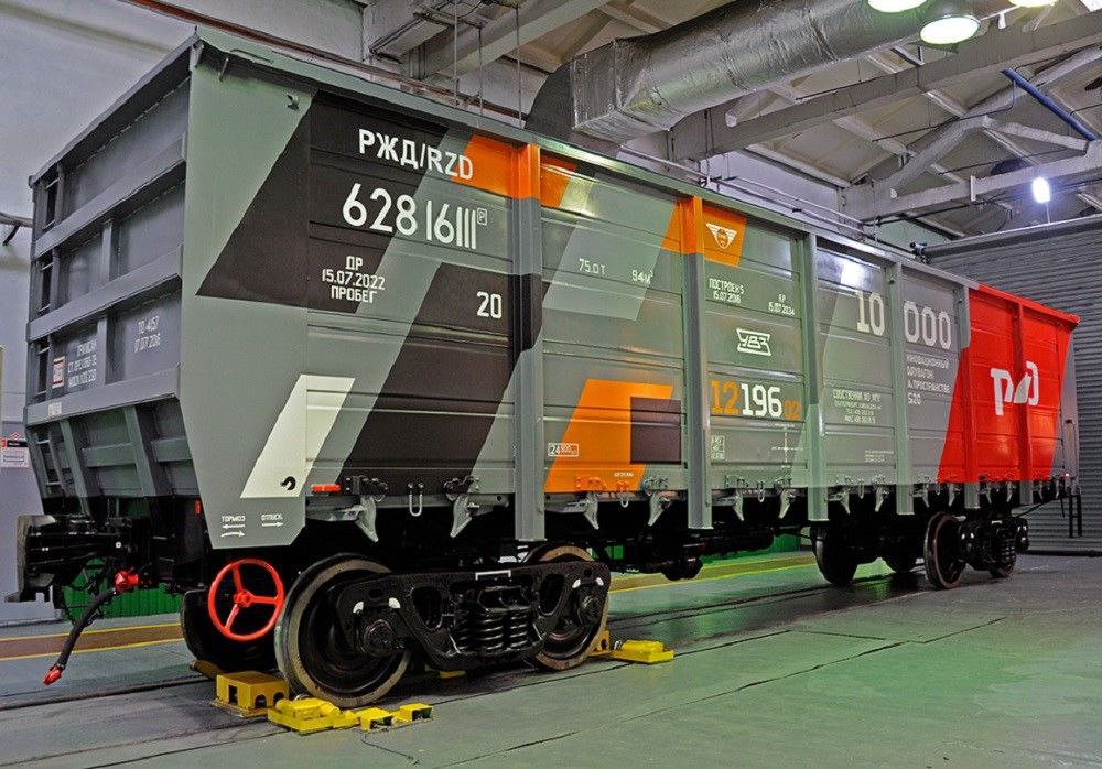 Кузбасс не предъявил 1 1 млн т угля по соглашению с РЖД Кузбасс с начала 2025 года не предъявил 1 1 млн тонн угля в рамках соглашения с РЖД по вывозу угля на восток угольные компании не выполняют условия соглашения сообщила журналистам замглавы РЖД Ирина Магнушевская У коллег по соглашению с начала года идет 1 1 миллиона тонн которые не предъявлены плюс у них не использование инновационных вагонов как было записано в соглашении В принципе коллеги считают в сумме что они компенсируют Мы для себя отмечаем что соглашение не выполняется с учетом того что этот груз за первые 9 месяцев не был предъявлен в полном объеме плюс не перевезен полностью в инновационных вагонах цитирует ее ТАСС Ранее правительство Кузбасса и РЖД заключили соглашение предусматривающее отгрузку и вывоз из региона железнодорожным транспортом каменного угля на экспорт в восточном направлении в объеме 54 1 млн тонн в 2025 году Среди прочего предполагалось использовать инновационные вагоны которые имеют повышенную грузоподъемность По данным минугля Кузбасса за девять месяцев 2025 года угольщиками региона добыто 140 8 млн тонн угля что на 4 8 ниже в сравнении с аналогичным периодом 2024 года Общая отгрузка составила 124 9 млн тонн угля что на 4 5 ниже в сравнении с аналогичным периодом 2024 года Фото panov kuzbass Подписаться Прислать новость Помочь бустами