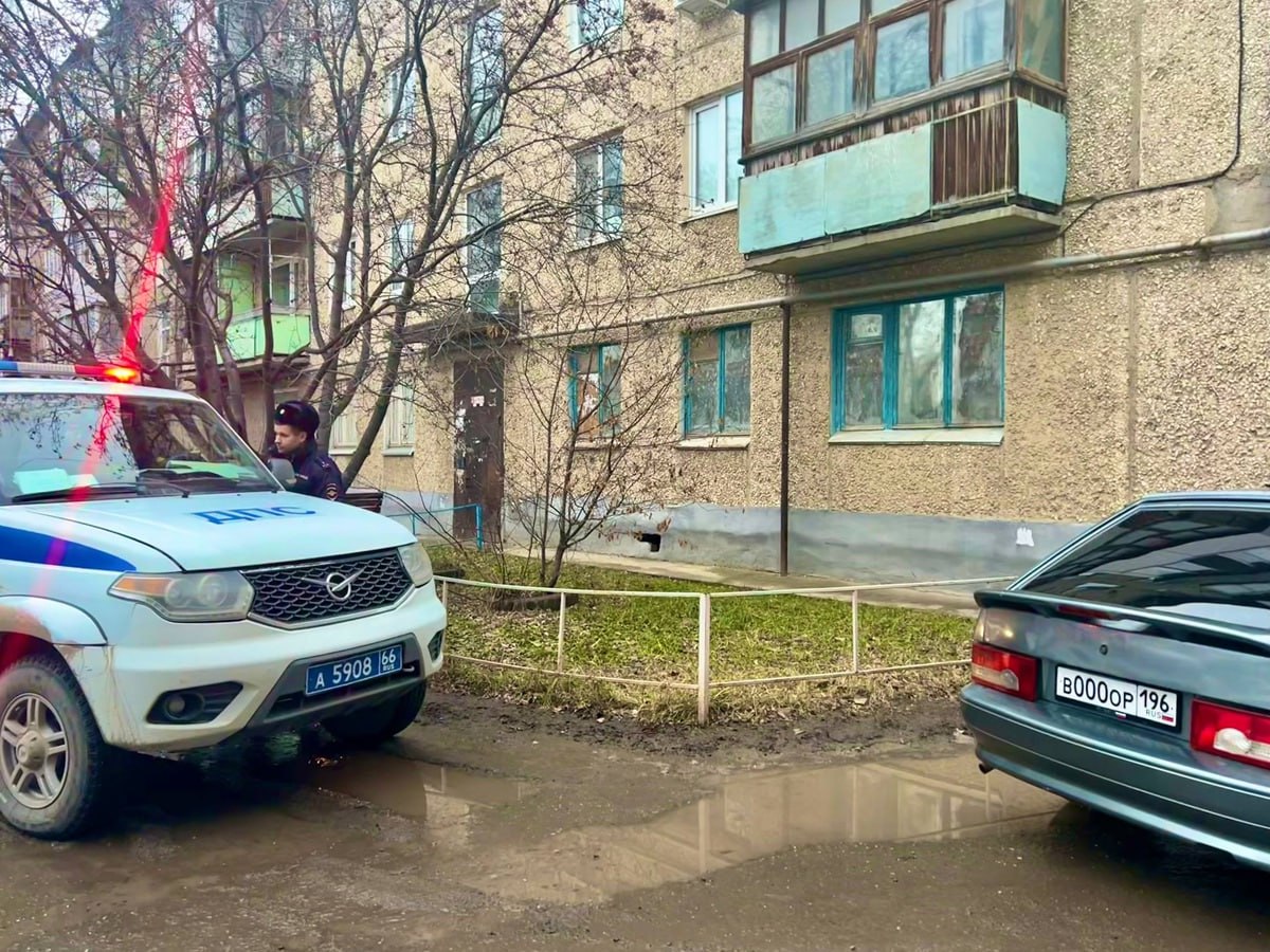 Подросток из Сухого Лога решил красиво покататься на поддельных номерах В Сухом Логу 17 летний студент техникума попался за рулём ВАЗ с поддельными номерами купленными на маркетплейсе Машина не зарегистрирована в ГАИ а подросток не имеет права управления транспортными средствами из за юного возраста Юноша объяснил что лишь перепарковывал автомобиль и выбрал фальшивые номера из за их внешнего вида ДПС задержали подростка во время патрулирования дворовой территории Иногда красивые номера могут дорого обойтись Госавтоинспекция Свердловской области теперь в МАХ