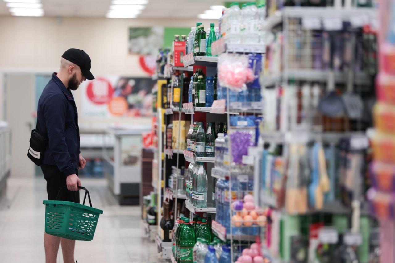 В Иркутске 12 июля вводится ограничение на розничную продажу алкоголя Продажа алкогольной продукции будет запрещена на площади имени графа Сперанского с 17:00 до 22:00 и в радиусе 100 метров от неё в связи с проведением Международного ралли «Шелковый путь – 2025». Ограничение не распространяется на общепит. Нарушение влечет административные штрафы: для должностных лиц – 20-40 тыс. рублей, для юридических лиц – 100-300 тыс. рублей.