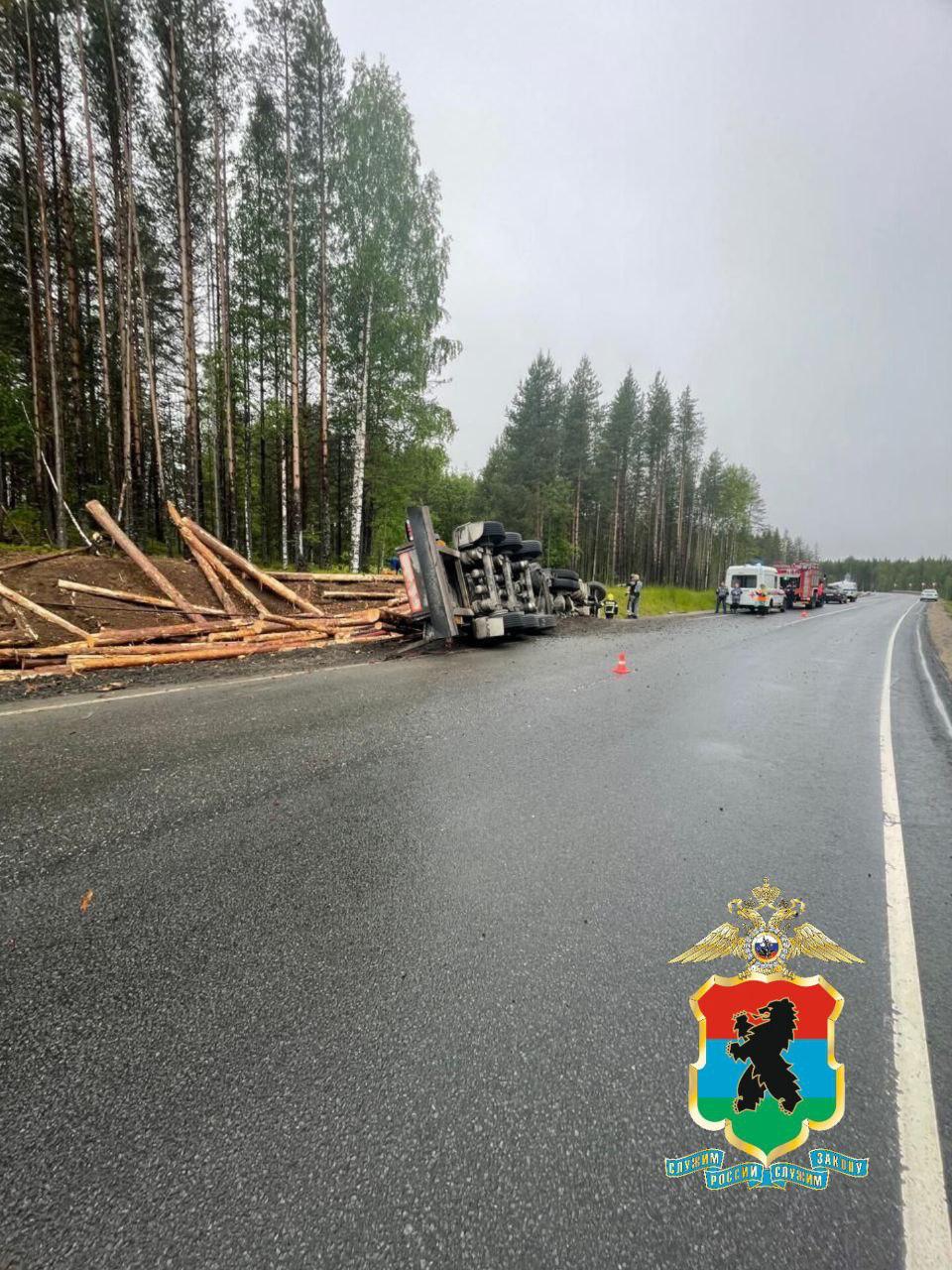 Лесовоз перевернулся на трассе в Карелии. Авария произошла на трассе А-137 в Сегежском районе.   В результате пострадал водитель большегруза. С места ДТП он был госпитализирован.