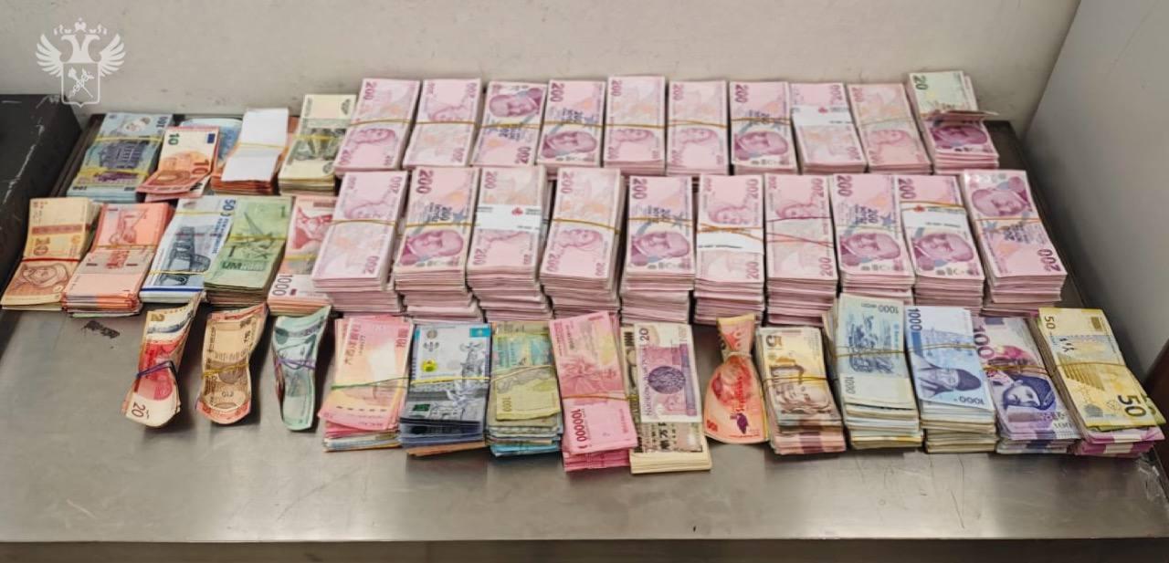 Контрабандист пытался довезти до Казани более 100 тысяч но его поймали в Москве Шереметьевские таможенники задержали россиянина когда он прибыл из Стамбула с чемоданом купюр В ходе сканирования транзитного багажа инспектор заметил на мониторе пачки денег Личность владельца установили мужчину сняли с рейса Оказавшись в зоне таможенного контроля пассажир отказался предъявить содержимое багажа и попытался сбежать но его быстро поймали С собой мужчина пытался провезти 110 6 тысячи долларов США в разной валюте турецкие лиры азербайджанские манаты бразильские реалы датские кроны индийские рупии и прочее Решается вопрос о возбуждении уголовного дела Контрабандисту грозит до 4 лет лишения свободы Отметим что ранее гражданин уже привлекался к административной и уголовной ответственности за нарушение таможенных правил inkazanischa теперь и в МАХ