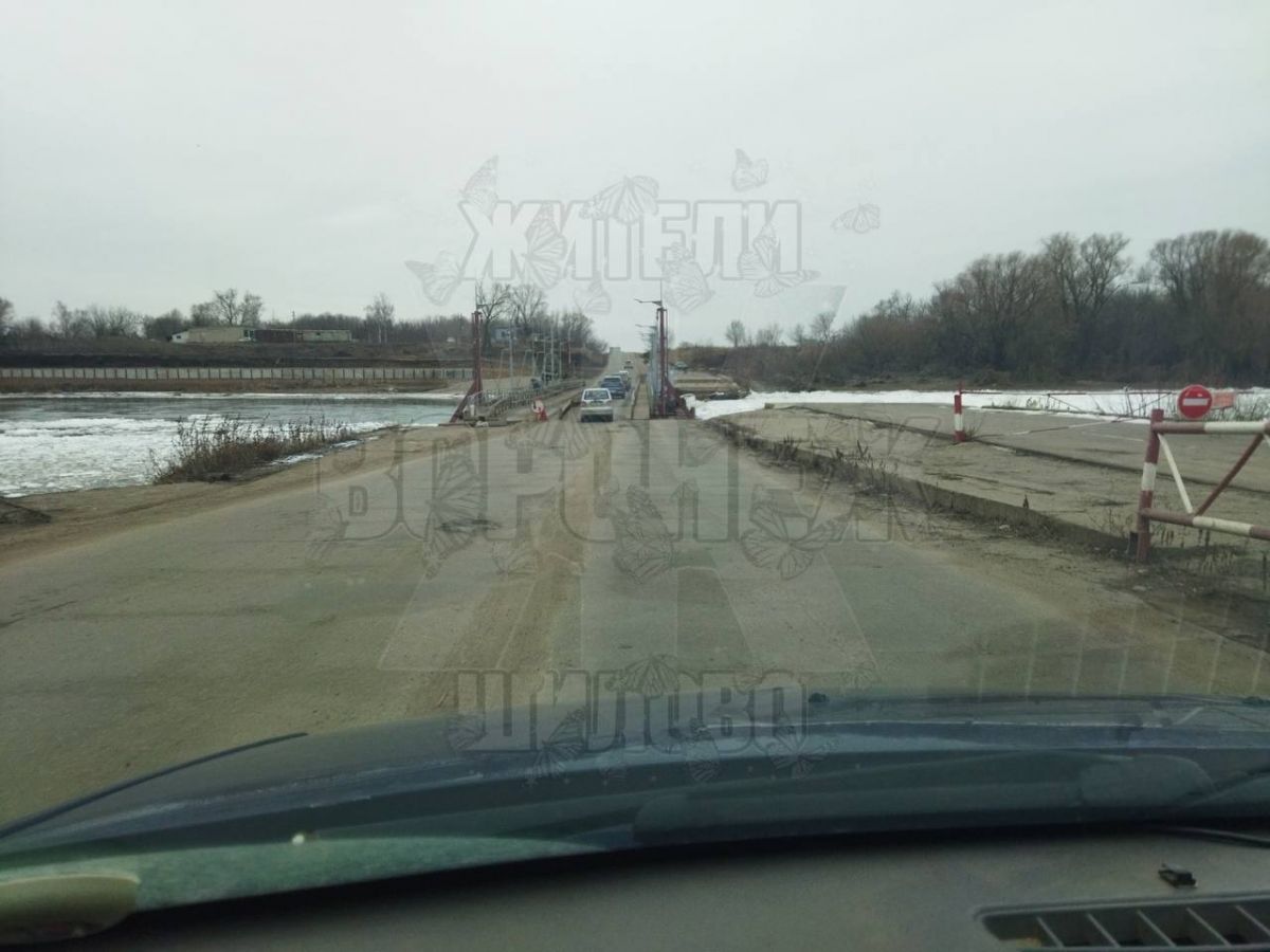 Понтонный мост через реку Дон сдвинулся под напором льда     Несмотря на довольно теплую зиму, ледяной покров создал проблемы понтонному мосту. Из-за напора воды объект, который проходит через Дон в районе Шилово, сдвинулся.  ↗  Прислать новость   Подписаться