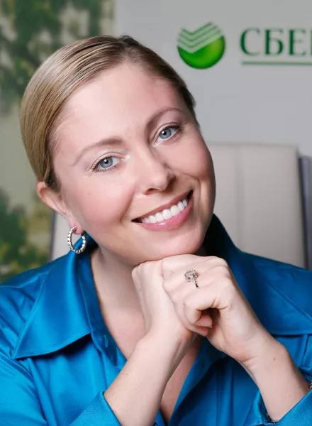 Тяжелая артиллерия На должность заместителя генерального директора по глобальному маркетингу коммуникациям и событийным проектам РВБ назначена Наталия Германова В новой роли Наталия будет отвечать за формирование и реализацию маркетинговых стратегий компании во всех странах присутствия развитие коммуникационной политики запуск и масштабирование систем лояльности а также курирование ключевых событийных и имиджевых проектов До прихода в РВБ Наталия руководила маркетингом в Сбере ВТБ Unilever и других уважаемых организациях Источник