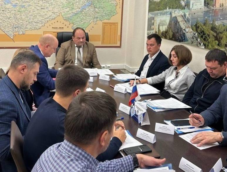 Обыски в госжилинспекции новосибирского правительства связаны с подделкой документов Уголовное дело, по которому прошли обыски в государственной жилищной инспекции ГЖИ Новосибирской области, связано с подделкой подписей в одной из управляющих компаний в Бердске, сообщает НГС со ссылкой на источник. Обыски прошли у начальника ГЖИ Александра Полищука и его заместительницы Дарьи Дерябиной. Источники «Сибирского экспресса» и «Прецедента» говорили, что в отношении чиновников уже избраны меры пресечения. В областной прокуратуре, впрочем, заявили журналистам, что «Полищука никто не задерживал». Но пресс-служба ведомства подтвердила возбуждение уголовного дела. Сейчас Полищук отказывается от комментариев по уголовному делу. Он лишь сказал, что «жив, здоров» и «на свободе». В октябре 2024 года жители ряда многоквартирных домов записали видео с просьбой к главе СК РФ Александру Бастрыкину обратить внимание на ситуацию с подделкой протоколов в Новосибирске. Тогда Следственный комитет обещал изучить ситуацию. В феврале 2025-го начальник ГУ МВД по Новосибирской области Андрей Кульков на сессии заксобрания согласился, что требуется «более детальное рассмотрение вопроса» о фальсификациях протоколов собраний жителей. В то же время, по его словам, в 2024 году в полицию поступило 119 материалов, связанных с протоколами, и было возбуждено 19 уголовных дел. В группе ГЖИ во «ВКонтакте» регулярно продолжают появляться десятки жалоб на подделку протоколов собраний жильцов и на бездействие инспекции. Александр Полищук родился в 1958 году в Могилёве. В 2000-2010 годах занимал должность заместителя главы администрации Дзержинского района Новосибирска. Затем мэр Владимир Городецкий сделал его начальниковм департаментом организационно-контрольной работы мэрии. Некоторое время он был вице-мэром, с 2012-го возглавил администрацию Дзержинского района. В феврале 2019 года губернатор Андрей Травников «Единая Россия» устроил его начальником ГЖИ. Полищук также был членом политсовета реготделения «ЕР». Подписаться Прислать новость Помочь бустами
