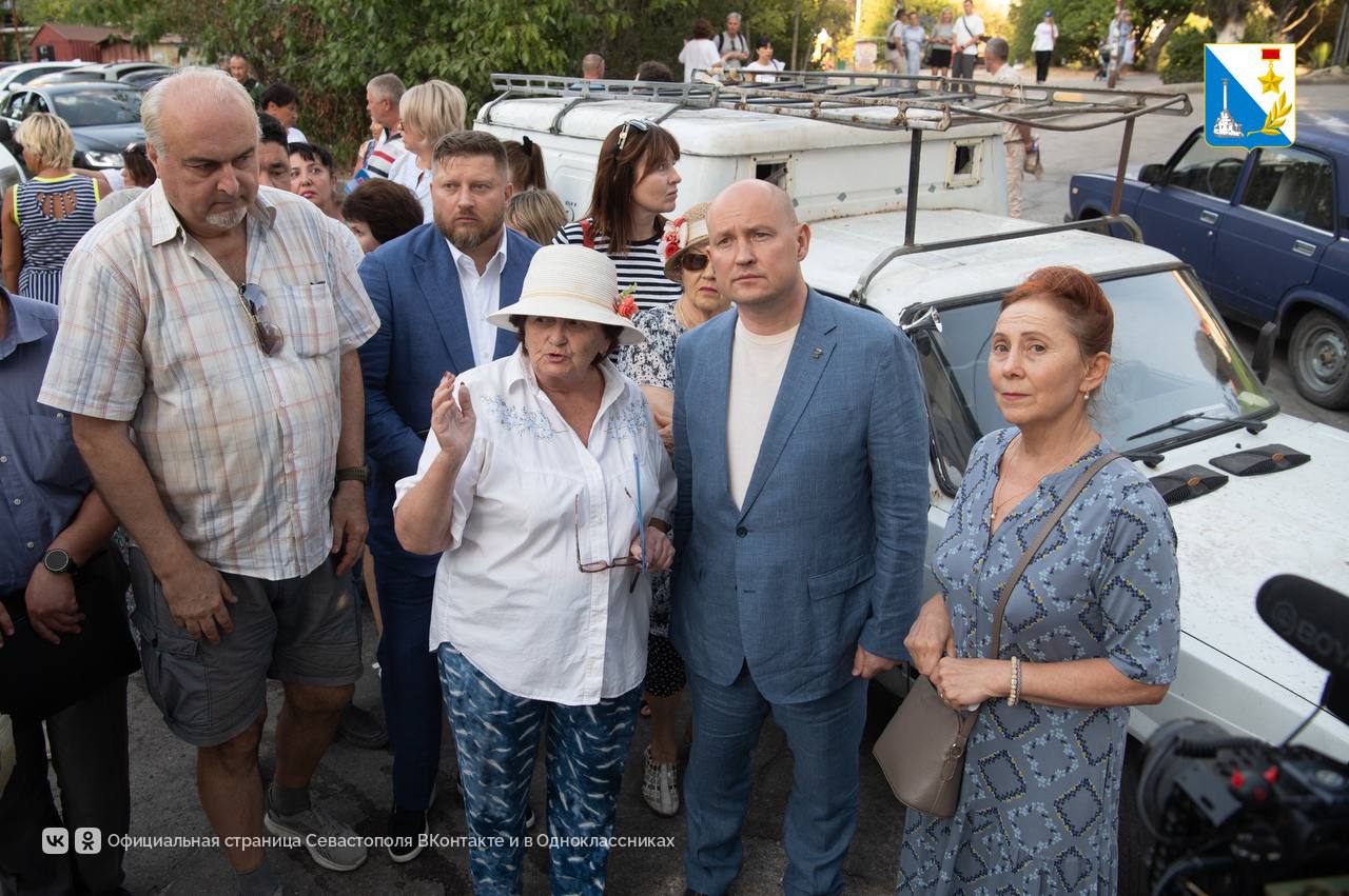 Губернаторский контроль Михаил Развожаев провёл встречу с жителями Гагаринского района Жители улиц Ерошенко Дмитрия Ульянова и проспекта Гагарина пожаловались на шум и мусор от кафе плохие дороги и отсутствие тротуара к школе Ещё одной проблемой стала нехватка детских площадок Все вопросы взяты в работу Подробнее на официальной странице губернатора Подписывайтесь на наш канал в MAX