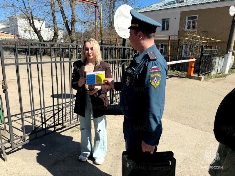 Профилактические беседы с жителями в рамках акции «Город без пожаров» состоялись в Богородицке Сотрудники МЧС России совместно с добровольцами провели на улицах Богородицка акцию «Город без пожаров», нацеленную на повышение пожарной безопасности среди граждан. Особое внимание при проведении профилактического мероприятия уделялось наиболее уязвимым группам населения – пожилым людям и семьям с маленькими детьми. Волонтеры и спасатели, вооружившись информационными материалами, обсудили с горожанами основные требования пожарной безопасности. Кроме того, добровольцы напомнили богородчанам о важности наличия дома автономного пожарного извещателя, а также вручили каждому информационные памятки с полезными советами и рекомендациями. Таким образом, более 300 граждан от мала до велика, вспомнив о пожарной безопасности, смогут уберечь себя и своих близких от беды. МЧС Тульской области подписаться