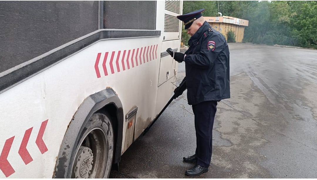 Сотрудники Госавтоинспекции Красноярска провели рейд «Пассажирский транспорт» В ходе профилактического мероприятия госинспекторы технического надзора, используя метод «скрытого патрулирования», следовали за «маршрутками» и фиксировали нарушения ПДД. Всего за время рейда госавтоинспекторами было составлено 1 5 административных материалов по различным нарушениям ПДД, наиболее распространенные из них – перестроение без подачи указателя поворота, а также использование водителем телефона во время движения. Также у трех автобусов при проверке были выявлены технические неисправности, при которых запрещена эксплуатация транспортного средства. С каждым нарушителем полицейскими были проведены профилактические беседы о необходимости соблюдения правил дорожного движения, поскольку водитель общественного транспорта несет ответственность еще и за жизнь и здоровье пассажиров.