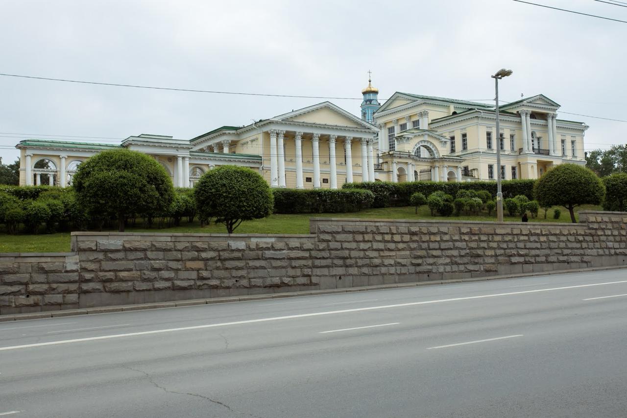 Детей из усадьбы Харитонова Расторгуева переведут в здание бывшей администрации Октябрьского района Речь идет о 3600 детях которые занимаются в Городском дворце творчества внутри исторического здания Об этом заявил мэр Екатеринбурга Алексей Орлов во время прямой линии К весне следующего года их переведут в здание бывшей Октябрьской администрации на Луначарского 217 Усадьбе Харитонова требуется ремонт но оно принадлежит АУИПиК По словам Орлова муниципальные власти давно бы уже восстановили здание и Харитоновский сад но не имеют на это законного права В начале декабря Орлов заявлял что суд обязал федеральные власти восстановить усадьбу Харитонова Расторгуева В сентябре городская администрация заявила о планах забрать усадьбу Харитонова Расторгуева у АУИПИК которое по словам Алексея Орлова не ухаживает ни за зданием ни за садом