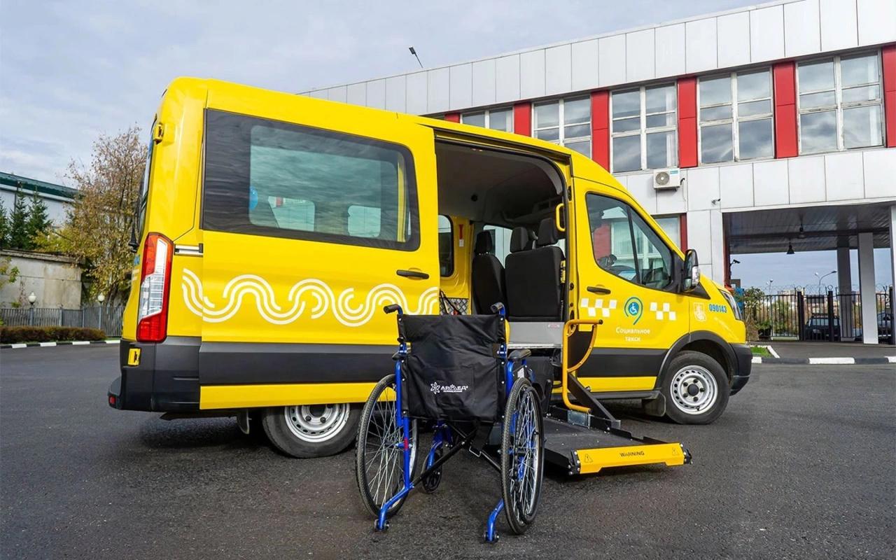 В Думе напомнили о штрафах из за особенных пассажиров Кого это коснется Перевозчику грозит штраф до 500 тыс руб за необеспечение доступности своих услуг для инвалидов Об этом напомнил зампред комитета Госдумы по труду соцполитике и делам ветеранов председатель Всероссийского общества инвалидов член фракции Единая Россия Михаил Терентьев Общественный транспорт это публичная услуга Если человек не попал в общественный транспорт по причине своей инвалидности то такую организацию можно штрафовать за каждый случай на 500 тыс руб пояснил он Терентьев подчеркнул что гражданин с инвалидностью который не смог воспользоваться услугами маршрутного такси или общественного транспорта по вине компании может подать жалобу не только в суд но и в Роспотребнадзор или прокуратуру Перевозчика могут привлечь по ст 14 8 КоАП Нарушение иных прав потребителей Для должностных лиц размер штрафа будет варьироваться от 30 тыс до 50 тыс руб а для юрлиц от 300 тыс до 500 тыс руб