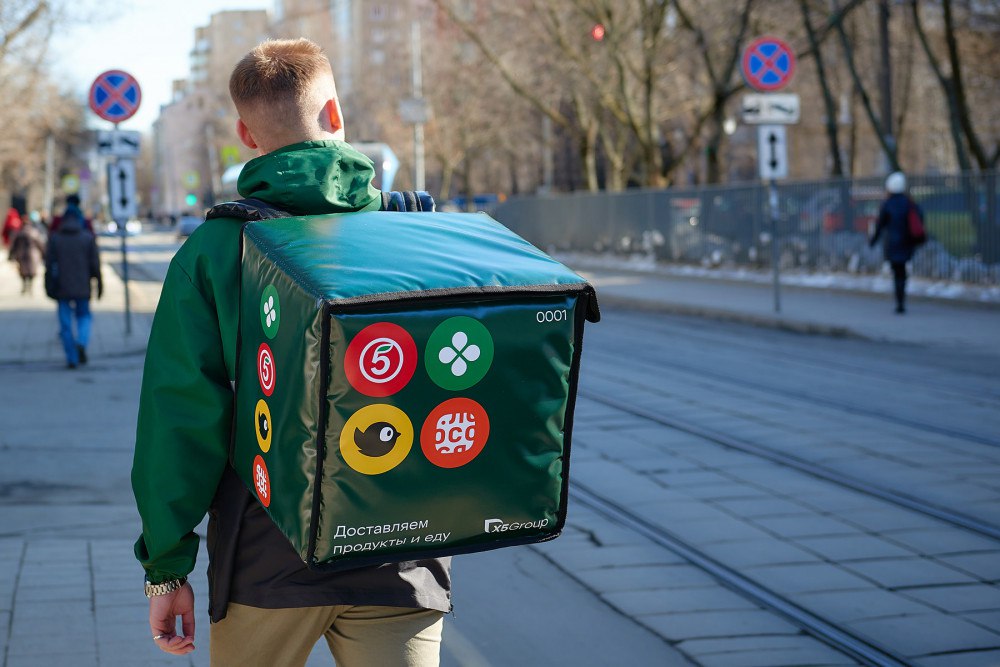 Курьерский прорыв: зачем «Пятерочка» купила TopDelivery? Сервис войдет в экосистему 5Post, чтобы усилить логистику X5; TopDelivery добавит 5Post 70 регионов, включая Дальний Восток и Северный Кавказ; Цель — конкуренция с «Почтой России», уже в 2025 году 5Post может запустить трансграничные перевозки и экспансию в страны ЕАЭС. TopDelivery в 2024 году заработал ₽329 млн +7,4% , а 5Post — ₽7,2 млрд +100% . Вместе они создадут логистического гиганта с охватом 85% населения России Курьерские услуги станут ключевым направлением — клиенты «Пятерочки» и «Перекрестка» получат доставку «до двери».