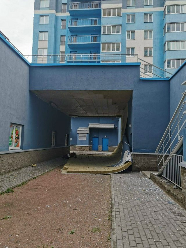 В ЖК Шуваловский дуэт в Парголово обрушился потолок арки Люди не пострадали досталось лишь мотоциклу у него оторвалось зеркало