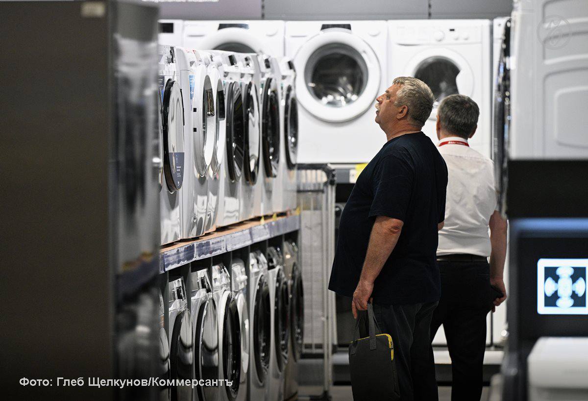 В третьем квартале спрос на крупную бытовую технику сократился на 4 Эксперты отмечают что покупки в этой категории чаще носят характер замены а не первичного приобретения На спросе негативно сказываются экономическая ситуация и рост ключевой ставки который усложнил доступ к кредитам При этом участники рынка фиксируют рост продаж техники на маркетплейсах более чем на 30 Например на Wildberries категория крупная бытовая техника является одной из наиболее динамично развивающихся По словам представителя компании это связано со смещением фокуса потребителя в сторону более сложных крупногабаритных и дорогостоящих покупок на маркетплейсе Чаще покупают стиральные машины и холодильники Подписывайтесь на Ъ в Telegram в MAX Оставляйте бусты