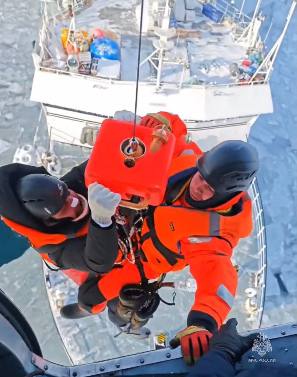 В Магадане спасатели МЧС России эвакуировали пострадавшего с судна Член экипажа рыболовецкого судна в акватории Охотского моря получил травму головы ему понадобилась госпитализация Для оказания помощи на вертолете Ми 8 МЧС России вылетели медики и спасатели ведомства Подробности и видео в МАХ Мы в МАХ Подписывайся на МЧС России в MAX ВК