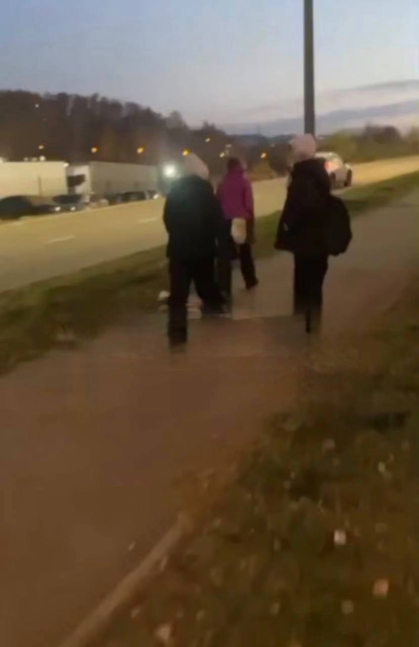 В Иркутске полицейские разбираются в обстоятельствах конфликта между школьницами Сегодня в ходе мониторинга сети интернет сотрудниками полиции выявлена видеозапись на которой две школьницы преследовали сверстницу Девочке также были нанесены удары Полицейские установили что запечатленные на видео подростки в возрасте 14 и 15 лет в прошлом месяце поставлены на учёт в подразделение по делам несовершеннолетних за уход из дома и другие проступки По предварительным данным это был разовый конфликт с 13 летней девочкой обстоятельства которого выясняются По факту случившегося проводится всесторонняя проверка по результатом которой будет принято процессуальное решение С предполагаемыми виновницами конфликта инспекторы ПДН провели разъяснительную беседу о недопущении подобного рода проступков В ближайшее время будет рассмотрен вопрос об их постановке на учет в комиссию по делам несовершеннолетних