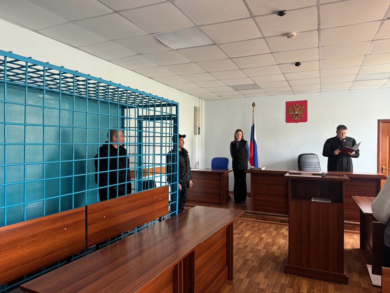 Житель Забайкалья полтора года избивал супругу и в итоге убил Присяжные признали виновным жителя Читы по делу об истязании супруги и ее смерти Как сообщает прокуратура мужчина полтора года систематически избивал жену В марте 2024 года он нанес женщине множественные удары по голове и телу от которых она умерла через три дня в их квартире Подсудимый вину не признал заявив что в течение недели до смерти супруги был у родителей Однако его доводы были опровергнуты доказательствами включая показания свидетелей и детализацию по номеру телефону Присяжные заседатели посчитали вину мужчины доказанной Суд назначил ему 13 5 лет лишения свободы в колонии строгого режима а также взыскал в пользу матери погибшей компенсацию морального вреда в размере 1 млн рублей Подписаться Прислать новость Помочь бустами