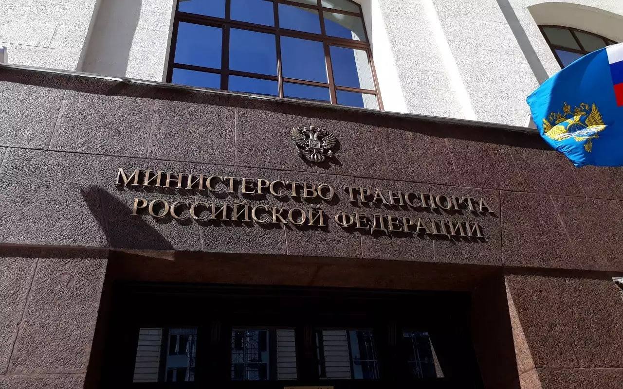 АО «ГЛОНАСС» включено в рабочую группу Минтранса России по внедрению высокоавтоматизированных транспортных средств на дорогах России В состав группы вошли представители Минэкономразвития, Минпромторга, Минцифры, МВД, Правительства Москвы, КАМАЗа, Автотеха, Яндекса, NATCAR, НАМИ, АЦТЛ, Московского метрополитена и ЦОДД. Главная задача группы — подготовка нормативной базы и технических требований для безопасного внедрения беспилотного транспорта. «Создание рабочей группы — важный шаг на пути к внедрению высокоавтоматизированных транспортных средств в России. Мы разрабатываем федеральный закон о ВАТС, который установит четкие правила и требования для всех участников рынка, и планируем внести его в Правительство до конца 2025 года. Принятие закона и его вступление в силу в 2027 году позволят уже в 2028 году вывести беспилотный транспорт на дороги общего пользования. Для этого мы готовим нормативное регулирование, создаем сертификационные центры, стандарты и инфраструктуру. Это комплексная работа, которая требует четкого распределения ответственности между диспетчерами, операторами, разработчиками и другими участниками. Мы уверены, что реализация этих задач позволит России стать одним из лидеров в области беспилотных технологий», — отметил Министр транспорта Роман Старовойт. Рабочая группа также проанализирует отечественный и международный опыт внедрения ВАТС, рассмотрит вопросы мониторинга, диспетчеризации, связи и выработает соответствующие рекомендации. Сегодня на основе госинформсистемы «ЭРА-ГЛОНАСС» прорабатывается внедрение единой системы идентификации беспилотного транспорта. Автономные фуры на трассах М-11 «Нева» и ЦКАД подключаются к госинформсистеме для онлайн мониторинга и сбора объективной статистики. На ПМЭФ АО «ГЛОНАСС», КАМАЗ и NATCAR договорились о совместном внедрении единого центра мониторинга беспилотных грузовиков.