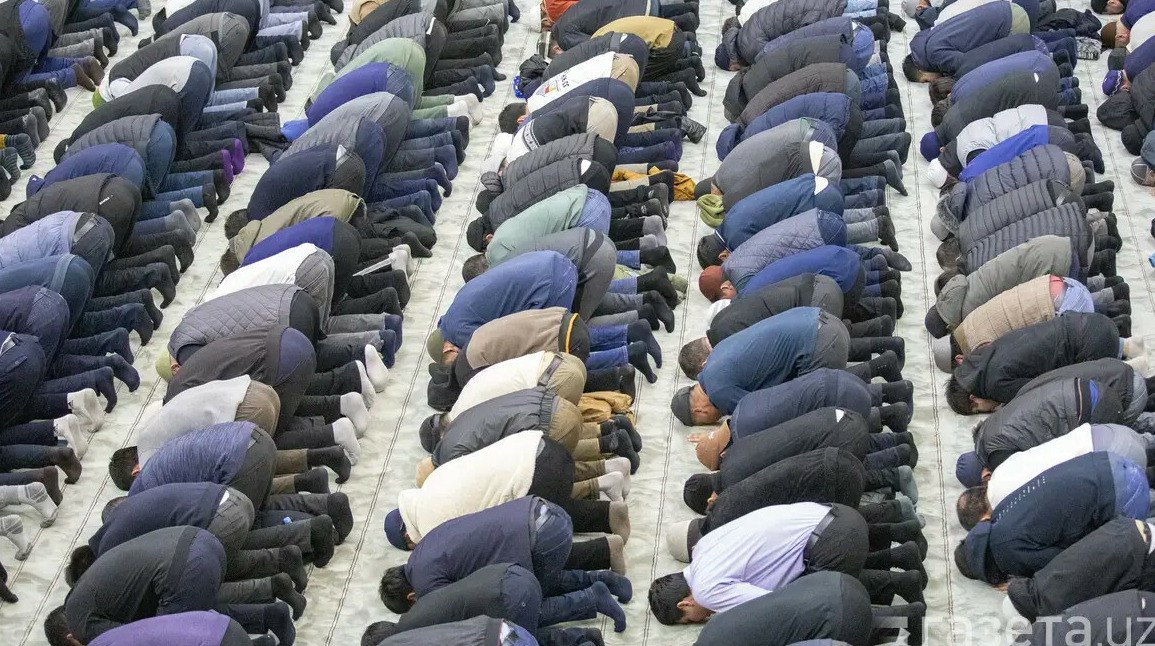 В мечетях Узбекистана проведут молитву о дожде Управление мусульман Узбекистана объявило о коллективном намазе истиско во всех мечетях страны с мольбой о ниспослании дождя передает ArbatMedia Молитвы о дожде состоятся после пятничного намаза и будут прочитаны во всех мечетях республики Такое решение связано с продолжительной засухой и отсутствием осадков которые по прогнозам не ожидаются и в ближайшее время Как пояснили в духовном управлении истиско это особый двухракатный намаз совершаемый в надежде на дождь и благословение Его проведение инициировал муфтий Нуриддин Холиқназар В ведомстве напомнили что дождь считается символом милости и изобилия Кроме молитвы в этот день также планируется принести в жертву скот как часть обряда с просьбой о божественном благословении Прислать новость