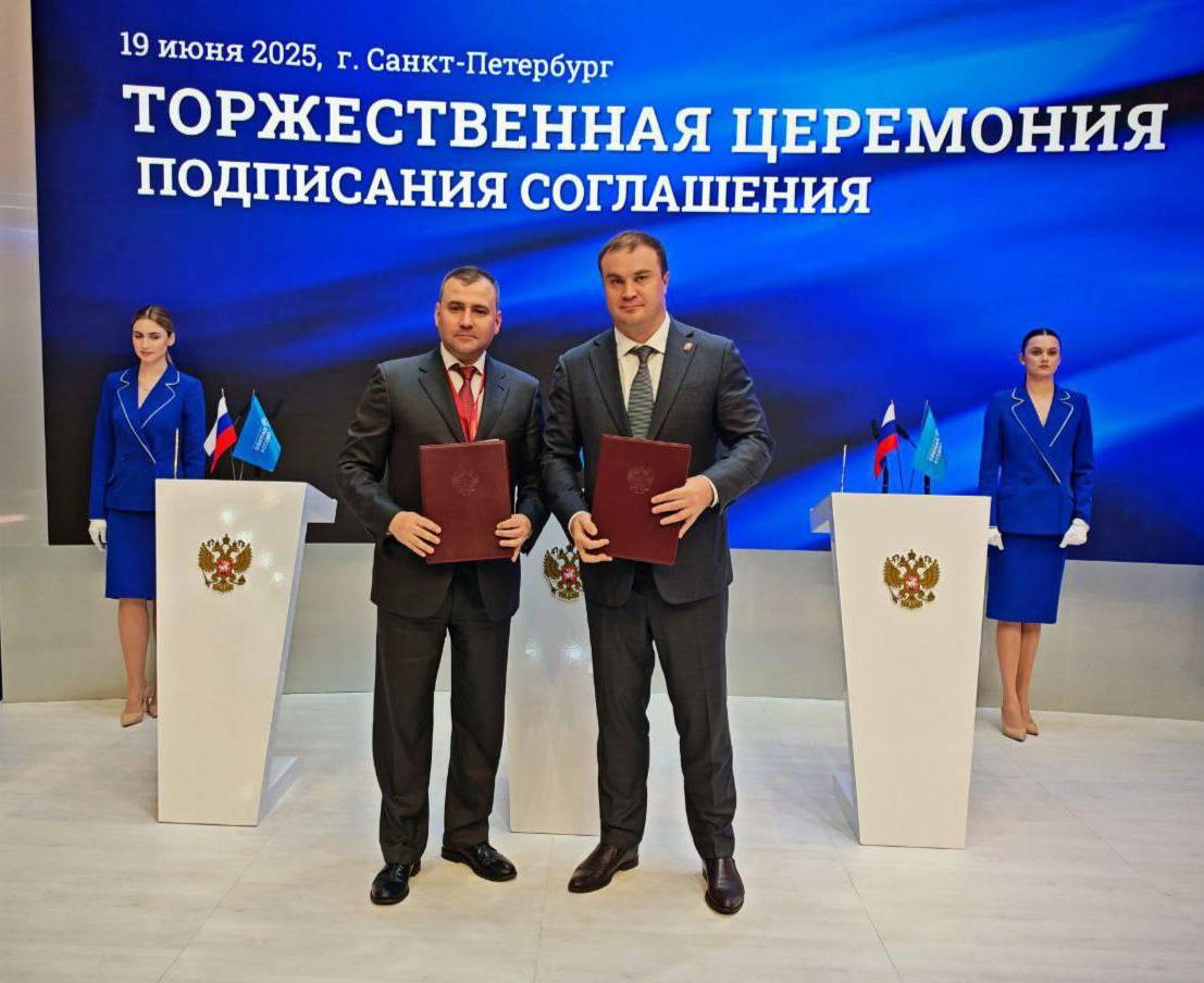 Посмотрели что успела Группа «Эталон» на ПМЭФ-2025. Всего 3 дня — но результатов уже на несколько лет.   Президент Группы «Эталон» Михаил Бузулуцкий подписал ряд соглашений о сотрудничестве с рядом регионов России, направленных на расширение географии присутствия компании и комплексное развитие территорий.  Загибайте пальцы:   1. В Калининградской области планируется строительство жилых, гостиничных и социальных объектов, включая туристический кластер «Белая Дюна», а также создание логистической инфраструктуры.  2. В Ленинградской области начато строительство жилого квартала «Ягодное Река Парк» с социальной инфраструктурой — проект оценивается в 79,4 млрд рублей.  3. Республика Алтай получит гостиницы и жилые апартаменты для развития туризма.  4. В Вологодской и Мурманской областях будет развиваться жилищное строительство с акцентом на улучшение инвестиционного климата и создание рабочих мест. 5. В Омске стартует реализация масштабного образовательного кампуса с жильем, школой и физкультурно-оздоровительным комплексом.  6. В Самаре появится гостинично-апартаментный комплекс. Также подписано соглашение с банком ПСБ, который будет участвовать в финансовой поддержке проектов Группы «Эталон».  Вот так, легким росчерком пера Эталон подписался под амбициозный план работ до 30 года и далее. Посмотрим за результатами.  Треугольный метр