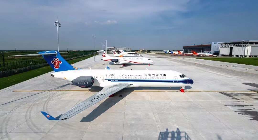 Не только C919: заблокированные поставки двигателей из США ударили по всей линейке COMAC Когда появились сообщения о том, что министерство торговли США приостановило экспортные лицензии на поставку авиационных двигателей и ключевых компонентов для китайской COMAC, все взоры обратились к флагманскому проекту компании в лице C919. Но этот запрет затронул весь модельный ряд производителя. Ограничения также распространились на региональный самолёт C909 ранее ARJ21 , который тоже зависит от американских технологий. В частности, под запрет попали двигатели LEAP-1C для C919 совместная разработка GE Aerospace и Safran и CF34-10A для C909 от GE Aerospace. Кроме того, прекращены поставки критически важных систем от Honeywell и Collins Aerospace, включая авионику, системы управления полётом и другое оборудование. Эти меры стали ответом на ограничения Китая по экспорту стратегических минералов в США и представляют серьёзную эскалацию торгового противостояния. Решение особенно болезненно для COMAC, поскольку практически все модели компании критически зависят от западных технологий и компонентов. Эксперты отмечают, что американские ограничения направлены в самое сердце китайских аэрокосмических амбиций. Китай вынужден будет либо искать альтернативных поставщиков, либо ускорять разработку собственных двигателей и систем, что может занять годы и потребует значительных инвестиций. COMAC / Air China #Постфактум Онлайн-проект eMAKS