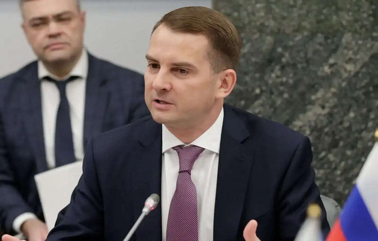 Ярослав Нилов, глава комитета Госдумы по труду, социальной политике и делам ветеранов, выступил с инициативой смягчить требования к тонировке передних боковых стекол автомобилей.