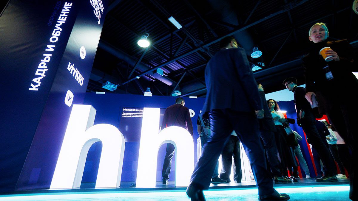 Почти 367 000 соискателей проверили ИТ компетенции в системе Минцифры и HeadHunter Из них 64 из регионов а 86 000 человек успешно подтвердили свои навыки сообщил гендиректор HH Дмитрий Сергиенков  Он также отметил что спрос на кадры не ограничивается классическими ИТ компаниями на них приходится лишь 38 всех вакансий Экспоненциальный рост показывает сегмент специалистов связанных с ИИ  Минцифры России и HeadHunter запустили национальную систему подтверждения ИТ компетенций в июне 2025 года Пройти оценку и получить официальный сертификат Минцифры можно бесплатно и вне зависимости от уровня образования   Подробнее в материале Ведомости Технологии Пресс служба hh ru