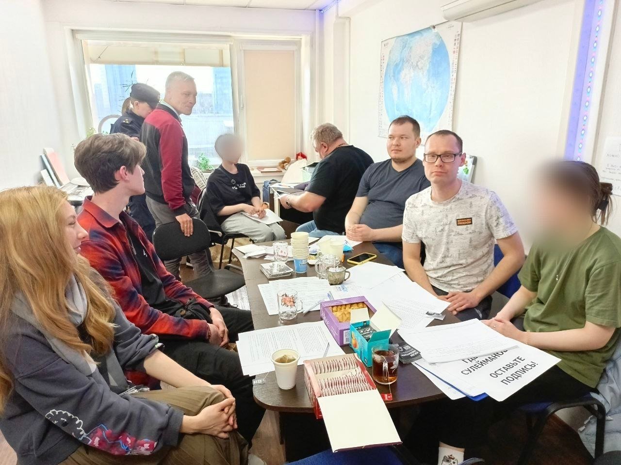 «Одна из девушек расплакалась от напряжения» — независимый политик Светлана Каверзина прокомментировала приход полиции на вечер писем политзаключенным в Новосибирске Сегодня на вечер писем, организованный «Активистами Новосибирска», пришла полиция. По данным СМИ, силовики раздали нескольким присутствующим предостережения о запрете использования нацистской символики. «Около часа мы писали письма, обсуждали разные вопросы, иногда спорили. Потом приехала полиция — четверо сотрудников, из них только один в форме. Они заявили, что им нужно заполнить восемь бланков с предостережениями о запрете нацистской символики. В итоге им удалось оформить только три, после чего мы выпроводили их. Одна из девушек расплакалась от напряжения. Мы начали возмущаться, обвиняя их в запугивании, и потребовали уйти, сказав что-нибудь вроде: «Идите на улицу, если хотите кого-то предупреждать». В общем, так всё и закончилось», — прокомментировала Светлана. — Признаны властями РФ иноагентами #новосибирск Подписаться Помочь RusNews