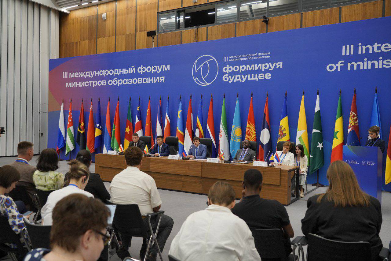 В Казани начал работу международный форум по образованию "Формируя будущее", который считается одним из крупнейших в мире. На форуме собрались десятки министров образования со всех континентов, чтобы обсудить будущее просвещения на международной арене. Форум организован Министерством просвещения Российской Федерации, Республикой Татарстан и Фондом "Моя история" и соответствует высоким международным стандартам.
