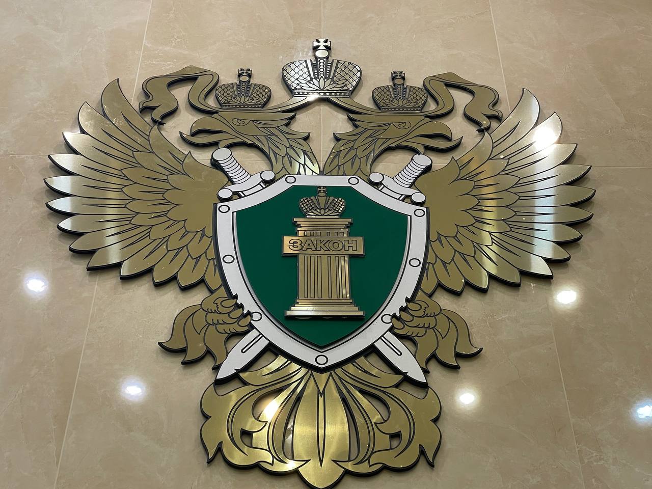 В Сакском районе вынесен приговор по уголовному делу о разбое Судом установлено что мужчина совместно с иными лицами уголовное дело в отношении которых выделено в отдельное производство 16 января 2024 года находясь в одном из садоводческих кооперативов избили потерпевшего и завладели его имуществом на сумму более 66 тыс рублей Подсудимый был задержан сотрудниками органов внутренних дел Суд с учетом позиции государственного обвинителя приговорил виновного к 6 годам лишения свободы с отбыванием в исправительной колонии общего режима