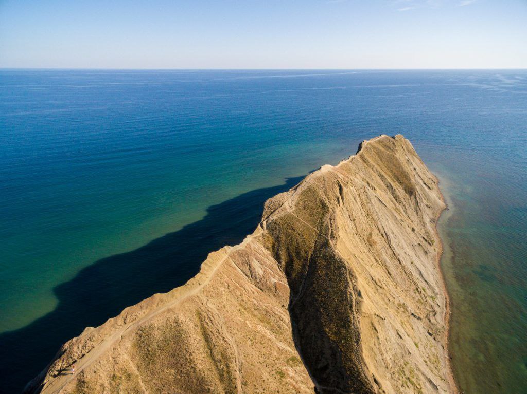 В Каспийском море произошло землетрясение  Ночью 30 декабря в Каспийском море произошло землетрясение магнитудой 4.   Как уточнили в казахстанском национальном центре данных, подземные толчки зарегистрировали в 1:14 30 декабря.  «Координаты эпицентра: 41.54 градуса северной широты, 49.98 градуса восточной долготы. Магнитуда mb=4. Энергетический класс K=10.9. Глубина h=11 км», – говорится в сообщении.  Фото: freepik    /CentralMediaNews