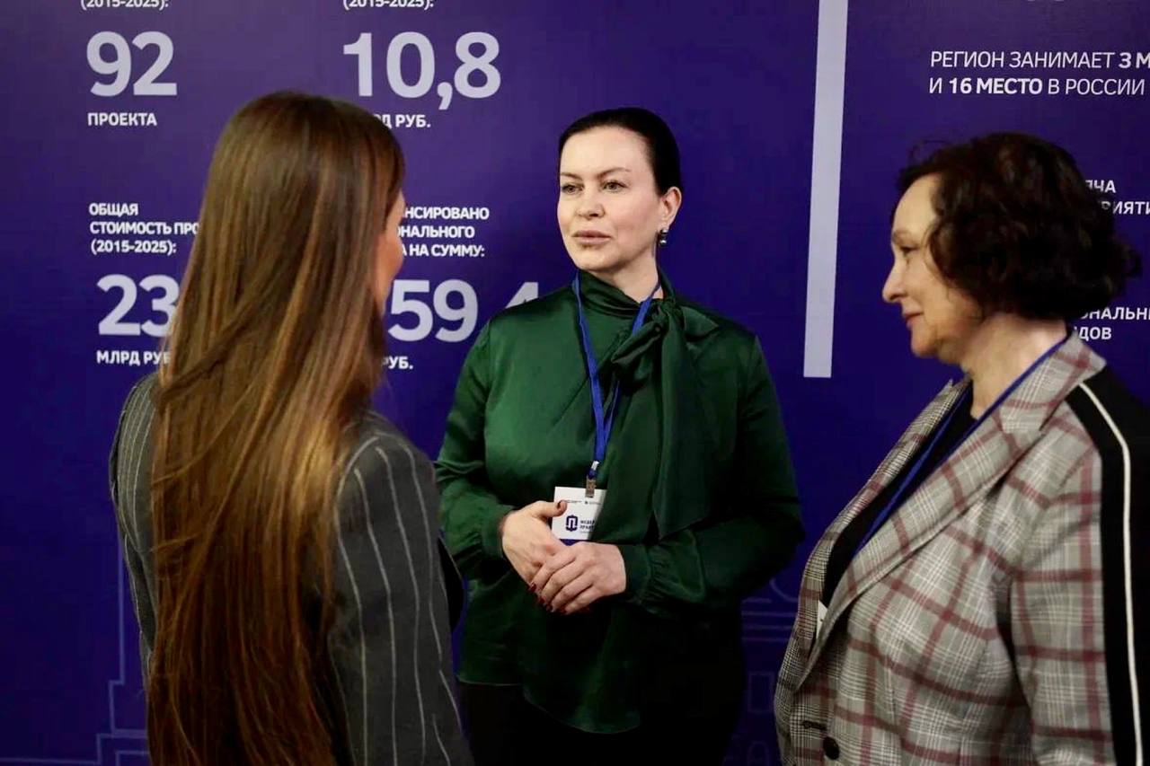 В Иркутске в рамках второго дня работы выездной стажировки Минпромторга России по программе «Федеральная практика» обсудили с коллегами реализацию национальных проектов, направленных на развитие химической, металлургической и фармацевтической отраслей Также в сессии приняли участие: Шевякина Дарья – заместитель директора Департамента химической промышленности Минпромторга России Денисова Елена – заместитель директора Департамента развития фармацевтической и медицинской промышленности Минпромторга России Федоров Константин – заместитель директора Департамента металлургии и материалов Минпромторга России Болушевский Денис – управляющий директор – руководитель Центра компетенций химической промышленности АНО «Агентство по технологическому развитию» Трофимова Наталья – к.х.н., ученый секретарь ИрИХ СО РАН Обсудили с коллегами: реализацию национального проекта технологического лидерства «Новые материалы и химия» меры государственной поддержки, доступные для бизнеса стратегию, инвестиционные приоритеты и проекты, которые уже сейчас формируют новую промышленную картину России — от освоения уникальных месторождений лития и титана до создания анодных фабрик и производств высокотехнологичной алюминиевой упаковки, от комплексной модернизации металлургических мощностей до нормативного сопровождения отрасли механизм обратного инжиниринга комплектующих изделий для отраслей промышленности и экспертной работе АНО «Агентство по технологическому развитию» использование механизмов поддержки для развития научно-исследовательской инфраструктуры развитие фармацевтической и медицинской промышленности нашей страны и др.