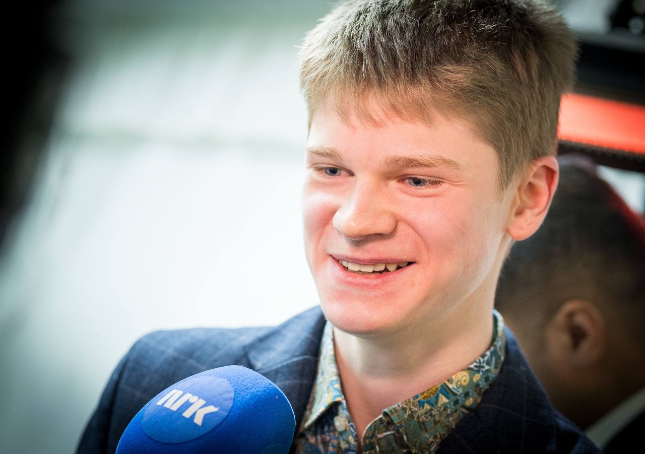 Володар Мурзин попал в лонглист Forbes "30 до 30" в категории "Спорт и киберспорт" Российский Forbes в седьмой раз представляет рейтинг 30 самых перспективных россиян до 30 лет. В список вошли лучшие, по мнению редакции и экспертов, молодые россияне в различных областях – от предпринимателей до дизайнеров. В лонг-листе представлено по десять номинантов в каждой из десяти категорий. В список кандидатов из категории "Спорт и киберспорт" вошел действующий чемпион мира по рапиду, 18-летний Володар Мурзин. Из ста участников редакцией и зрительским голосованием будут отобраны тридцать лучших кандидатов. Онлайн-голосование на сайте Forbes продлится до 20 мая включительно, а итоговый список "30 до 30" будет опубликован в июньском выпуске журнала. #новости