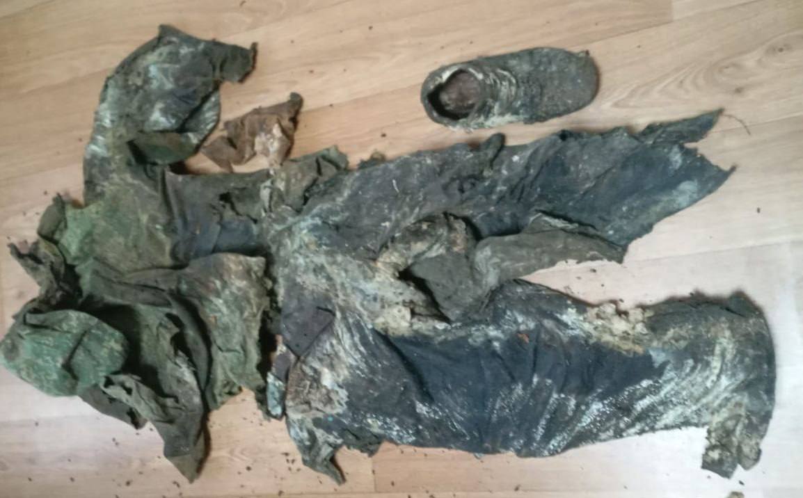 Кости неизвестного человека и одежду нашли в заброшке на Сахалине Страшную находку обнаружили в селе Корсаковка Александровск-Сахалинского района. Как сообщили в областном следкоме, скелетированные костные останки неизвестного человека с фрагментами одежды нашли в одной из заброшенных построек в районе улицы Цапко. Тымовский межрайонный следком организовал проведение проверки по факту происшествия. “По изъятым останкам назначены судебные медико-криминалистические экспертизы с целью установления возраста, пола погибшего и причины смерти. По результатам будет принято процессуальное решение”, - сообщили в ведомстве. Следком просит сахалинцев, которым что-либо известно о том, кому могут принадлежать скелетированные костные останки человека, обратиться по номеру: 8 952 894-30-37. Фото 1: место обнаружения костных останков человека, Фото 2: обнаруженные фрагменты одежды.
