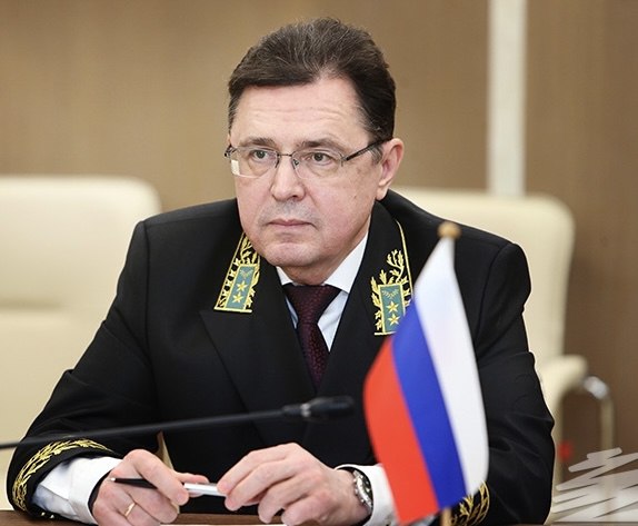 В преддверии Дня дипломатического работника в областной газете Заря опубликована статья Генерального консула России в Бресте О Ю Мурашева Дипломатия единства как мост созидания союзничества и братства Основные тезисы В наши дни в эпоху всеобщей политической турбулентности и неопределенности когда вся прежняя система международных отношений меняется буквально перекраивается на наших глазах значение и роль дипломатической службы напрямую участвующей в формировании архитектуры нового справедливого миропорядка трудно переоценить И в этом многотрудном но необходимом и созидательном процессе особой твердыней опорным столпом стоит союз России и Беларуси пример уникального интеграционного взаимодействия где дипломаты двух стран выступают единым фронтом Отношения России и Беларуси образец успешного стратегического альянса с динамично развивающимся экономическим военным и гуманитарным пространством Ежегодно между странами растет товарооборот Россия ключевой партнер Беларуси по большинству показателей в промышленном и военном производстве энергетике логистике Реализуются масштабные импортозамещающие проекты ратифицированы важнейшие договора в сфере обороны и безопасности Особые по сути уникальные отношения сложились и между внешнеполитическими ведомствами двух стран Современное сотрудничество министерств иностранных дел России и Беларуси это не просто координация это полноценная синергия Во всем мире едва ли найдется другой пример столь успешного и плотного взаимодействия МИДов двух суверенных государств на базе взаимного уважения учета интересов друг друга и обоюдной выгоды В условиях когда в ряде стран поднимают голову нацистские реваншисты все чаще предпринимаются попытки реабилитации фашизма российские и белорусские дипломаты ведут огромную архивную и просветительскую работу противодействуя попыткам фальсификации и искажения истории потугам обелить убийц и насильников Совместные резолюции в ООН о недопустимости героизации нацизм это наш общий барьер против искажения правды Особое место занимает взаимодействие в рамках евразийской интеграции ЕАЭС и ОДКБ Здесь дипломатический тандем выступает архитектором безопасности и экономического процветания на всем пространстве Содружества Президент Российской Федерации В В Путин высоко ценит данные усилия постоянно подчеркивая в своих выступлениях приоритет сотрудничества РФ с РБ и демонстрируя несомненные достижения на этом направлении Современный дипломат это не только политик В условиях беспрецедентного санкционного давления дипломатические службы России и Беларуси переориентировали свою работу на поддержку реального сектора экономики Экономическая дипломатия сегодня направлена на поиск новых партнеров на Глобальном Юге в Азии и Африке Но фундамент остается прежним это межрегиональное сотрудничество Преемственность поколений предмет особой гордости МИД России и МИД Беларуси Сегодня в дипломатические вузы МГИМО Дипломатическую академию приходят молодые люди в том числе и из Республики Беларусь которые четко осознают вызовы времени Активно развивается молодежное дипломатическое движение Современный российский и белорусский дипломат это интеллектуал владеющий несколькими языками эксперт в области международного права и цифровых технологий Но прежде всего это патриот способный твердо и аргументированно отстаивать правду в условиях информационной войны Что ждет дипломатию Союзного государства в будущем Ответ очевиден дальнейшее укрепление интеграционных механизмов объединения углубление координации в рамках Шанхайской организации сотрудничества расширение взаимодействия в формате БРИКС Дипломаты продолжат работу по формированию Большого Евразийского партнерства ДДР2026 ДеньДипломата