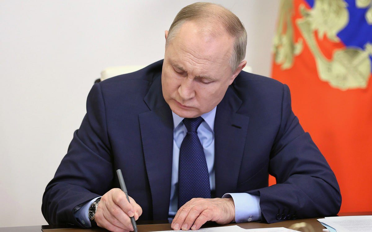 Путин поручил «внедрить» советников во всех школах России — инициатива ставропольского педагога, поддержанная Президентом, шагает по стране Президент РФ подписал перечь поручений по итогам по итогам заседания наблюдательного совета «Движения первых». Среди этих поручений — введение во всех школах должности советника директора по воспитанию и взаимодействию с общественными объединениями. На сайте Кремля подчёркивается, что делается это в целях формирования единой воспитательной среды. Напомним, что Путин ещё в 2021 году поддержал инициативу заместителя по воспитательной работе школы №12 ст. Баклановская Ставрополья Юлии Калашниковой. Ставропольский педагог тогда попросила главу государства распространить на все школы страны опыт 10 пилотных регионов по введению должности советника директора по воспитанию и взаимодействию с детскими общественными объединениями. Институт наставничества с тех пор в школах значительно укрепился, а созданное в 2022 году «Движение первых» набрало силу. И вклад Северного Кавказа в эти важные, фундаментальные процессы для будущего России можно назвать существенным. СКФО в плане инициатив и практической работы по воспитанию патриотов является одним из лидеров, на которого можно равняться.